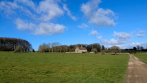 Cotswolds barn with a lane leading to it